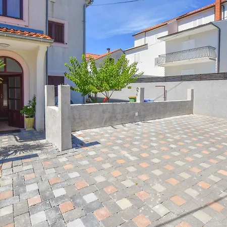 Donna Biograd Na Moru